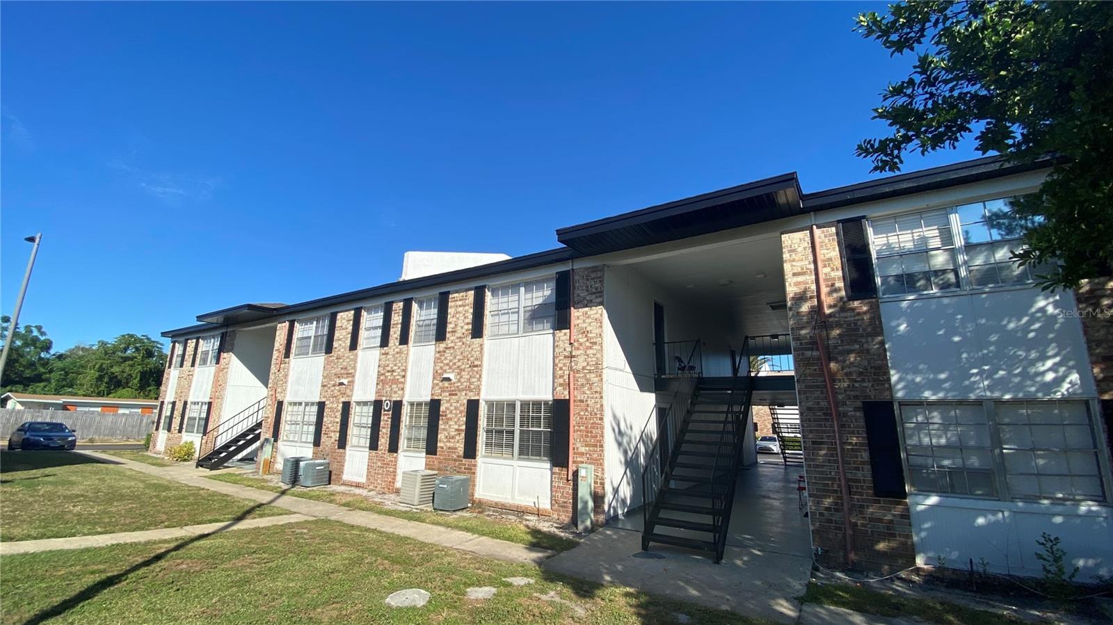 Experience city living in this comfortable 1-bedroom, 1-bathroom condo, conveniently located with easy access to shops and public
transportation. The property features a community pool just steps away and a property manager available for any needs. Ideal for those seeking comfort and convenience in an urban setting.