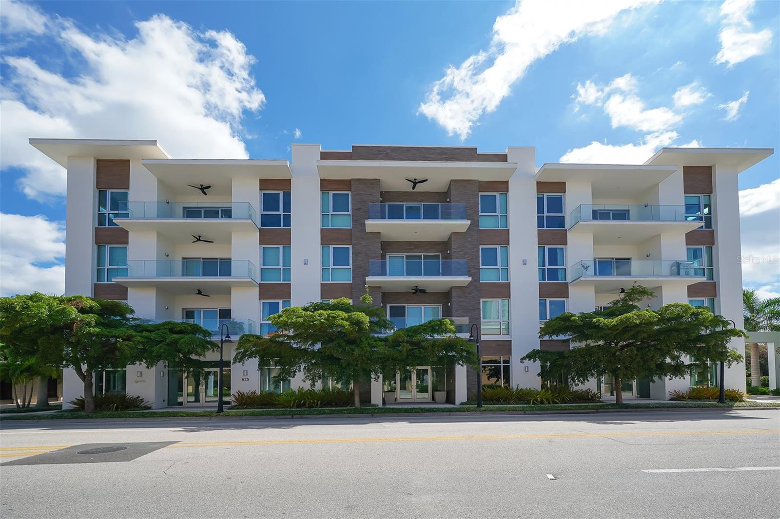 CONDOMINIUMS/ORANGE CLUB - Residential Lease