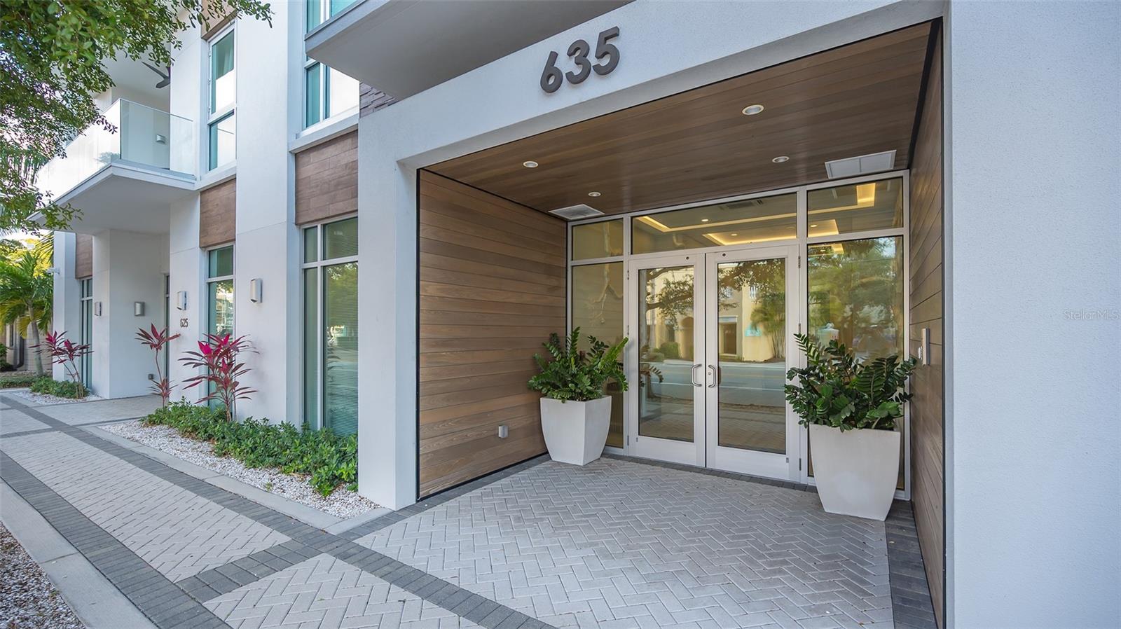 CONDOMINIUMS/ORANGE CLUB - Residential Lease