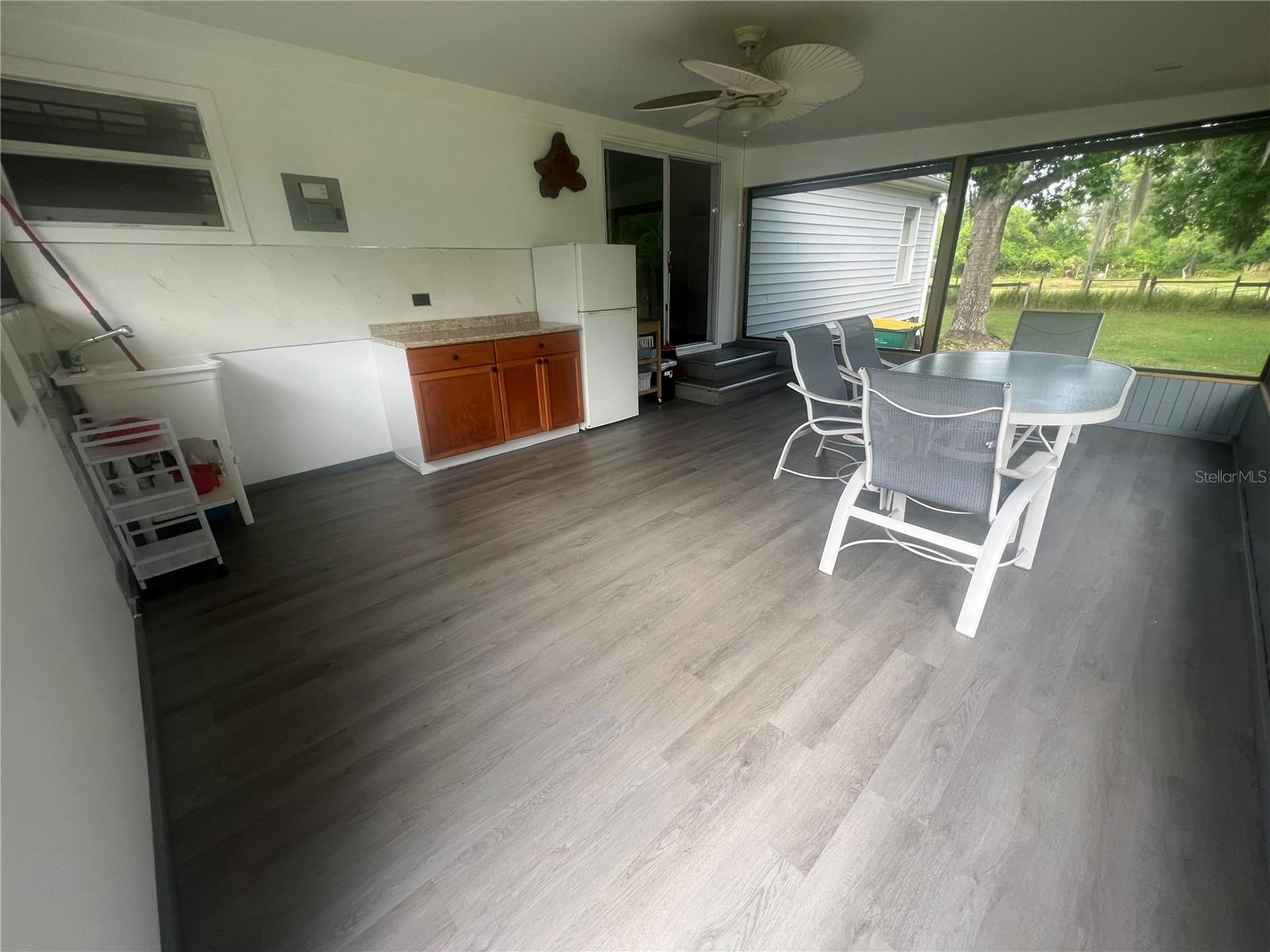 COUNTRY MEADOW - Residential