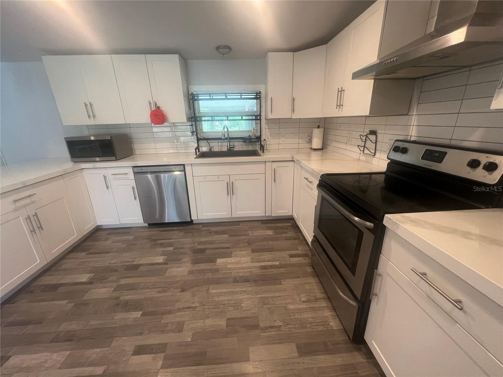 COUNTRY MEADOW - Residential