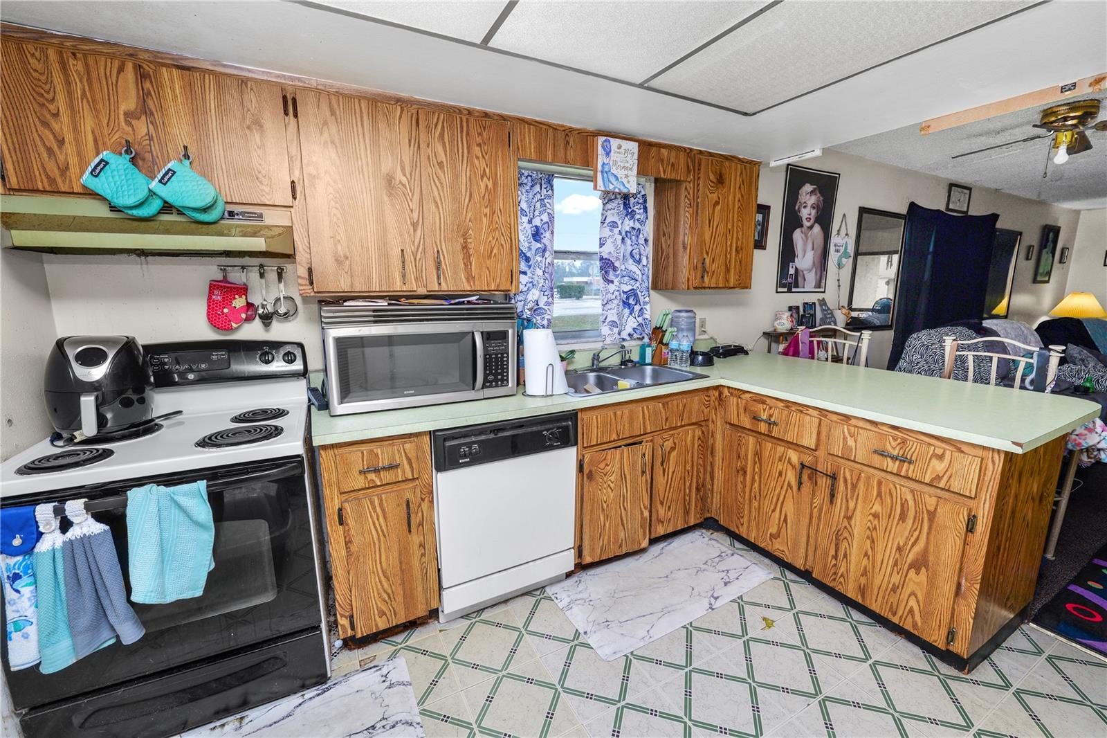 5850-5852 N DAUGHTERY ROAD 5850-5852