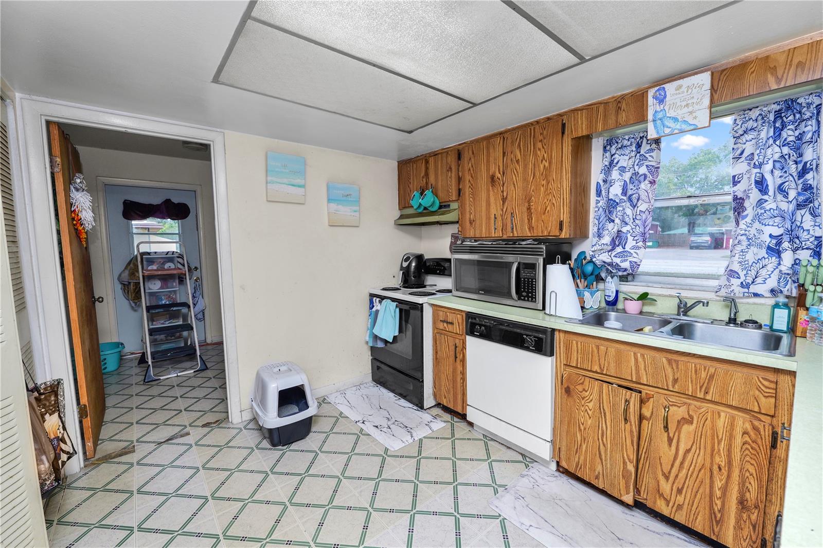 5850-5852 N DAUGHTERY ROAD 5850-5852