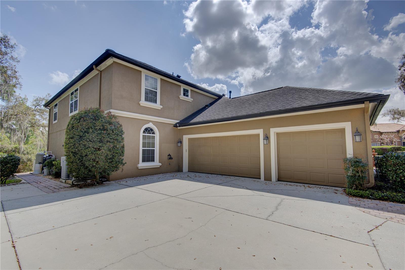 ESTATES ON LAKE MILLS - Residential