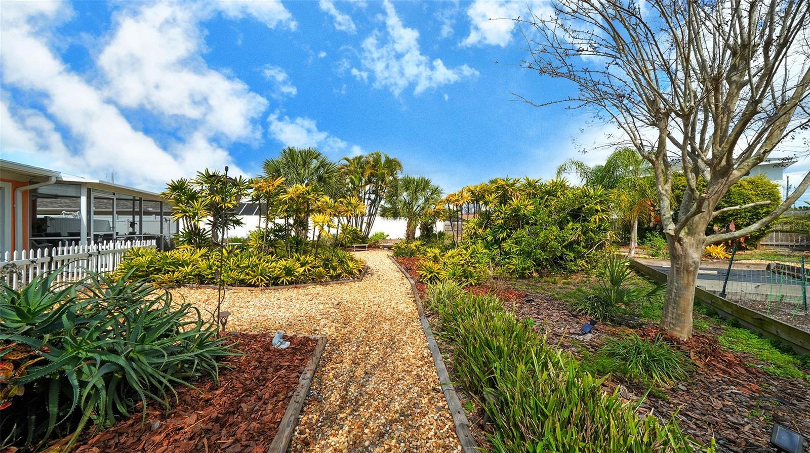 LAUREL VILLA - Residential