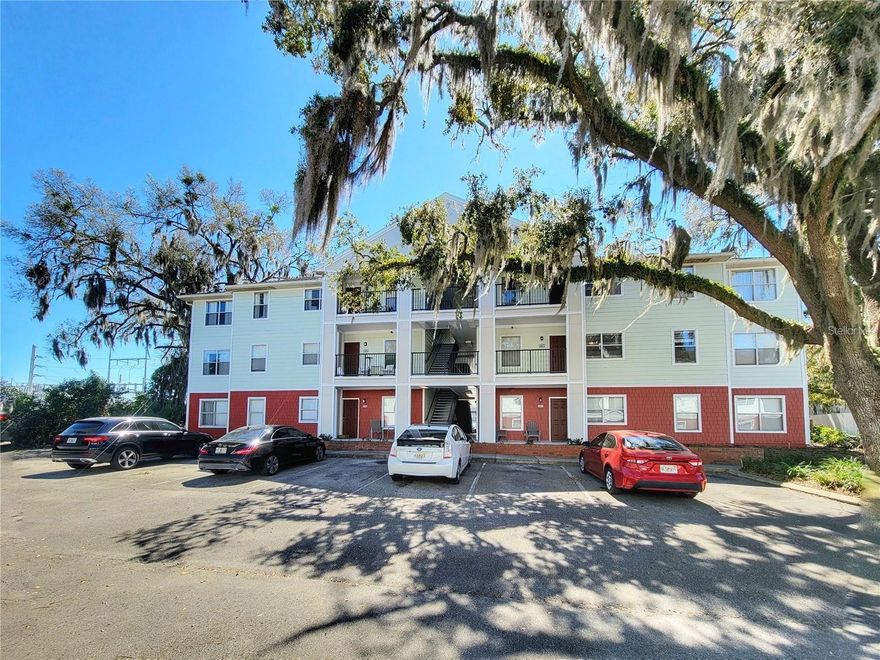 Spacious 3-bedroom, 2-bath condo located in Campus Edge, just minutes from the University of Florida, Shands Hospital, and the VA. This unit features tile and wood laminate flooring throughout – no carpet. The open living and dining area offers plenty of natural light, and the kitchen provides ample cabinet space. All bedrooms are well-sized with ceiling fans. Washer and dryer are included in-unit.
Amenities include a community pool, clubhouse, and fitness center, plus direct bus access to UF and surrounding areas.
