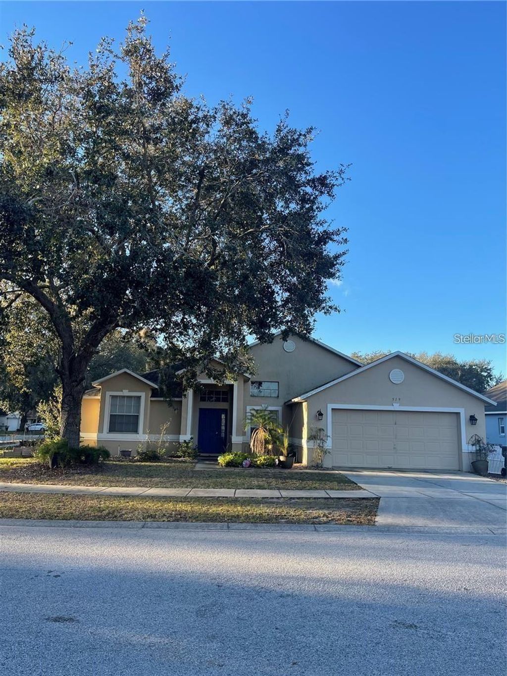 Photo of 519 Thousand Oaks Boulevard, Davenport, FL 33896 (MLS # O6406976)