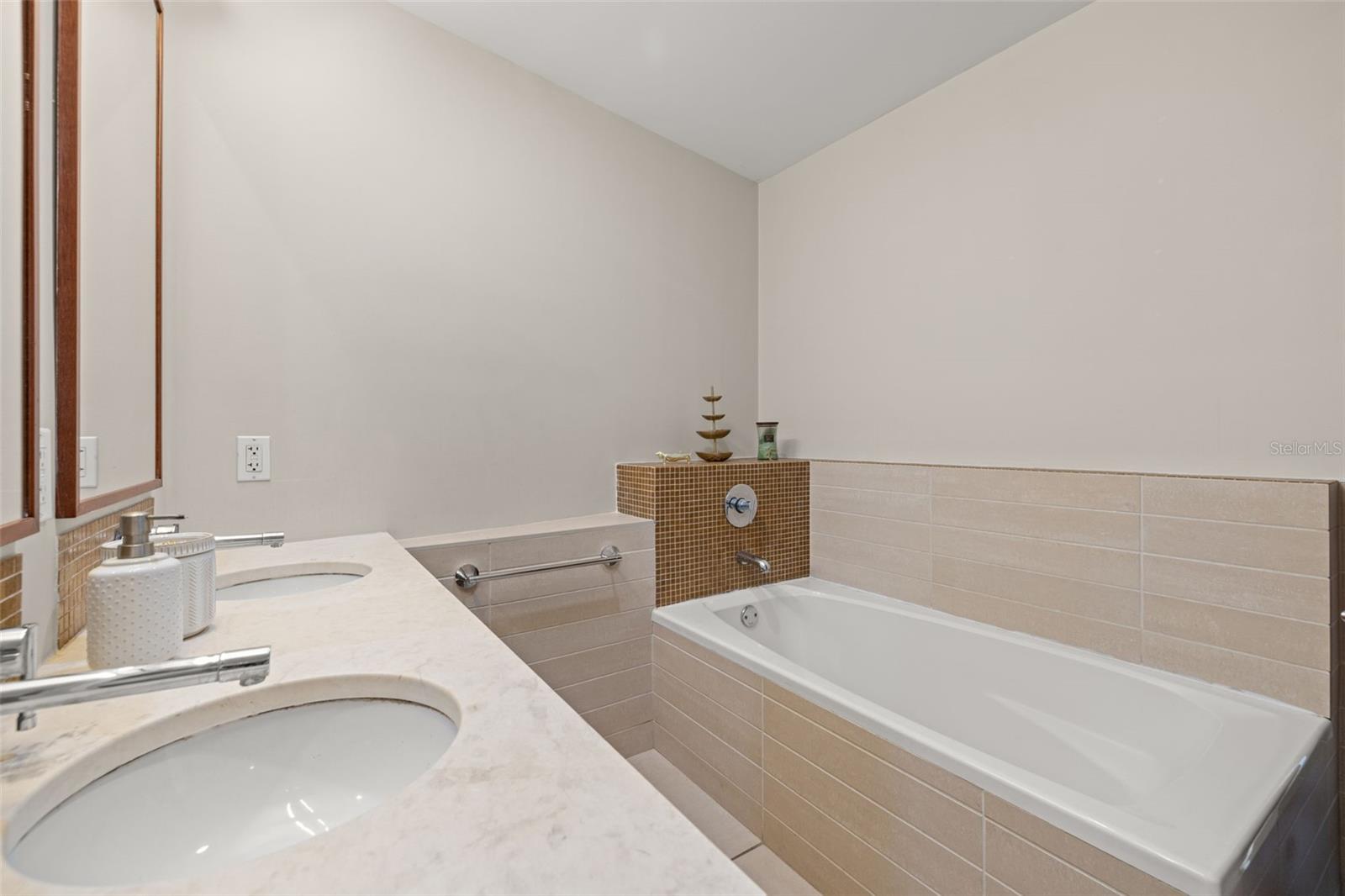 THE PLACE AT CHANNELSIDE A CON - Residential