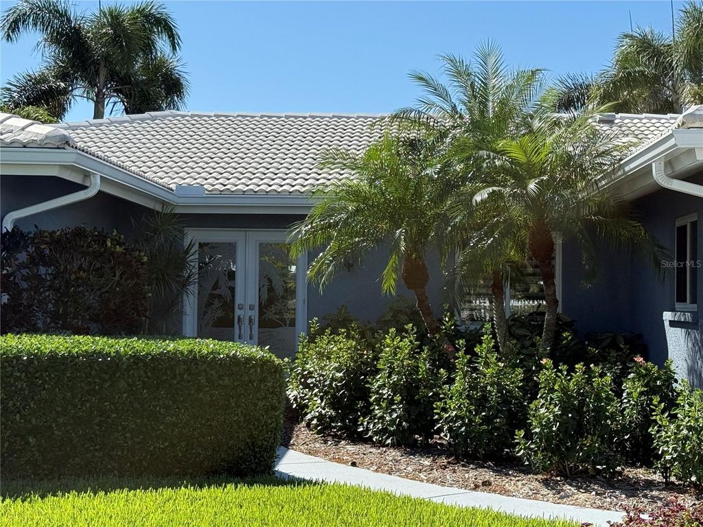Siesta Key Homes with Golf 4 Photo of 5569 Contento Drive, Sarasota, FL 34242 (MLS # A4670108)
