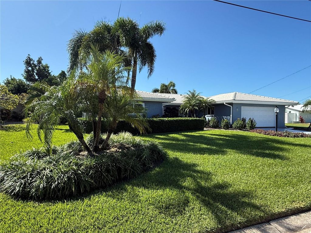 Siesta Key Homes with Golf 3 Photo of 5569 Contento Drive, Sarasota, FL 34242 (MLS # A4670108)