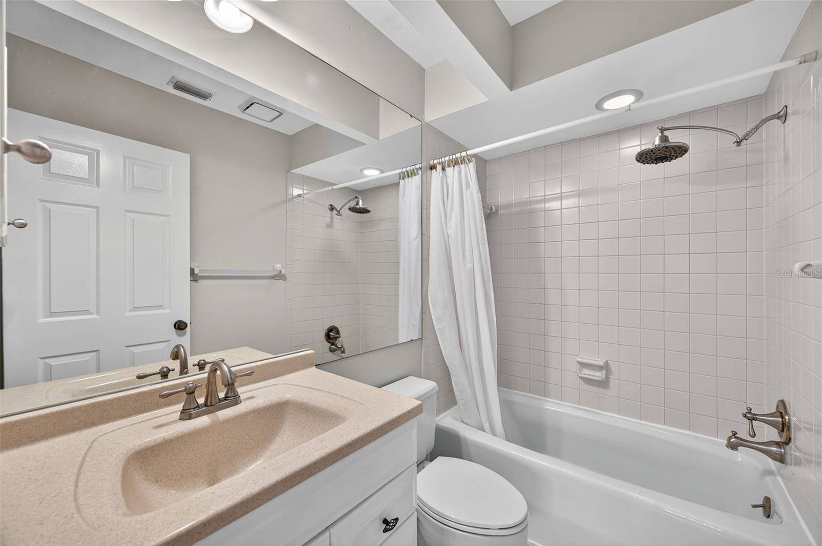 LAKEPOINTE VILLAS - Residential