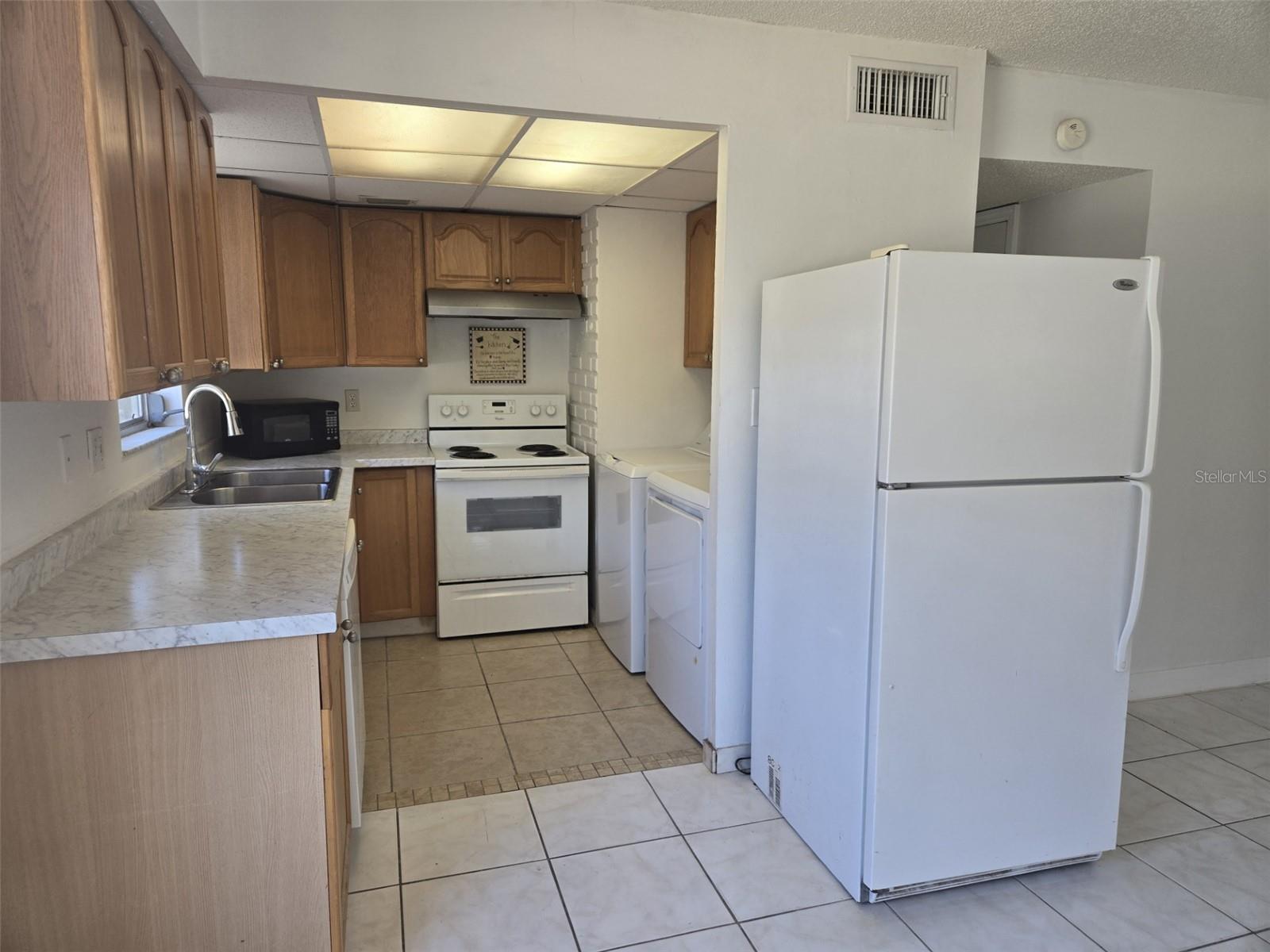 FAIRWAY OAKS - Residential Lease