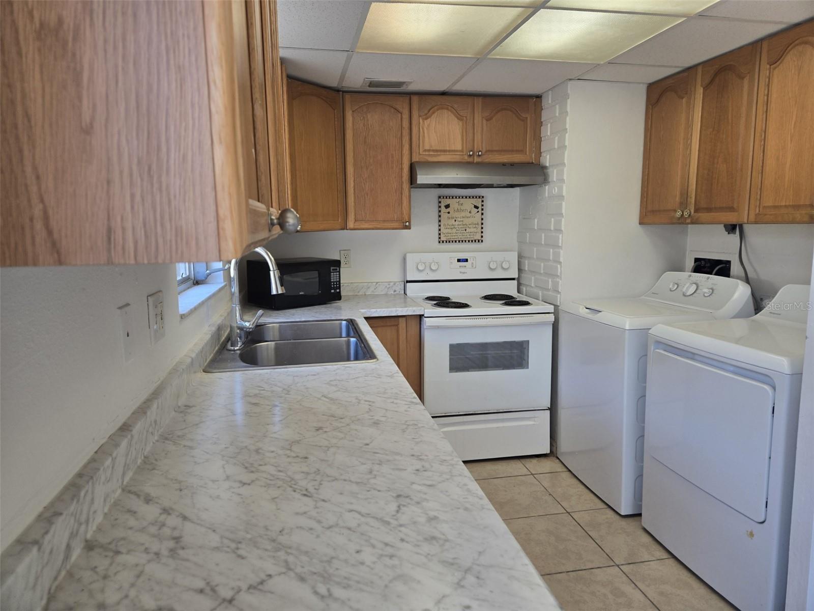 FAIRWAY OAKS - Residential Lease