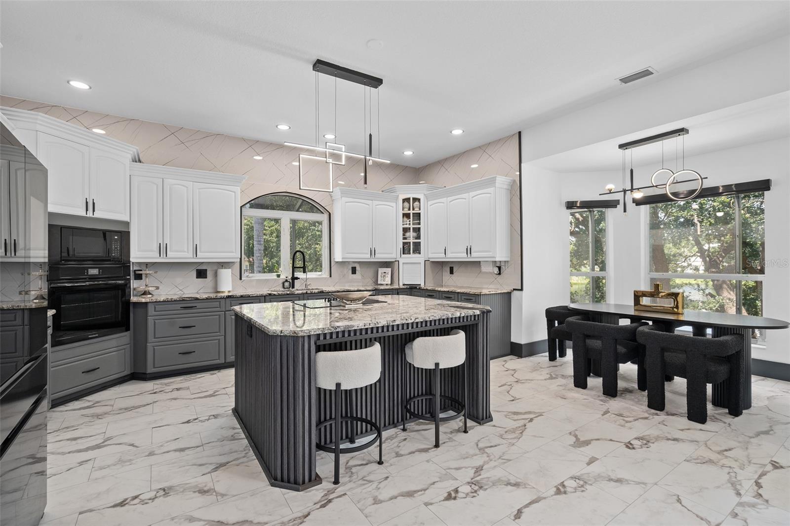 8131 VINELAND OAKS BOULEVARD