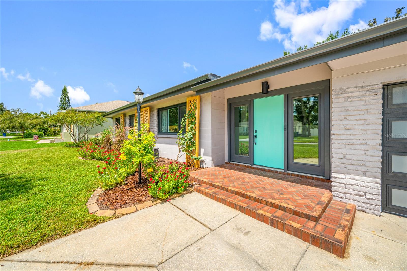 2121 W FARWELL DRIVE