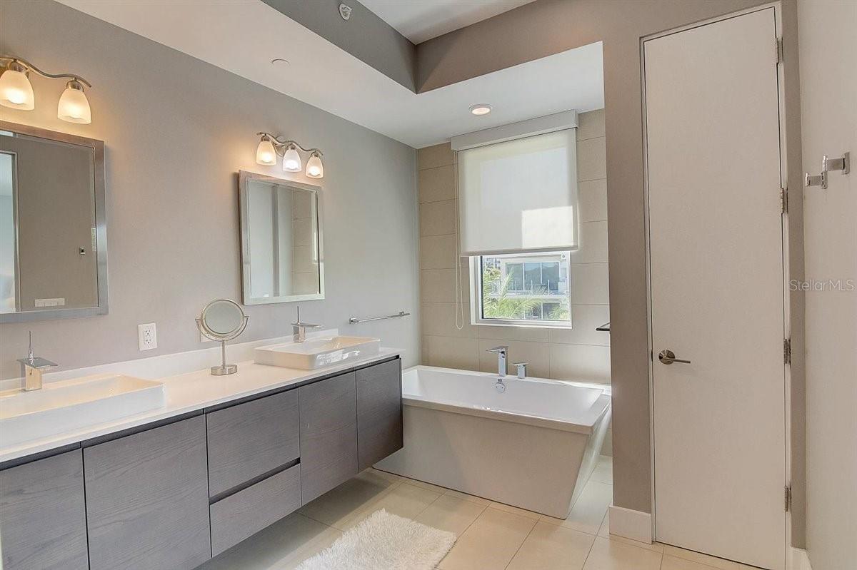 PARK RESIDENCES OF LIDO KEY - Residential