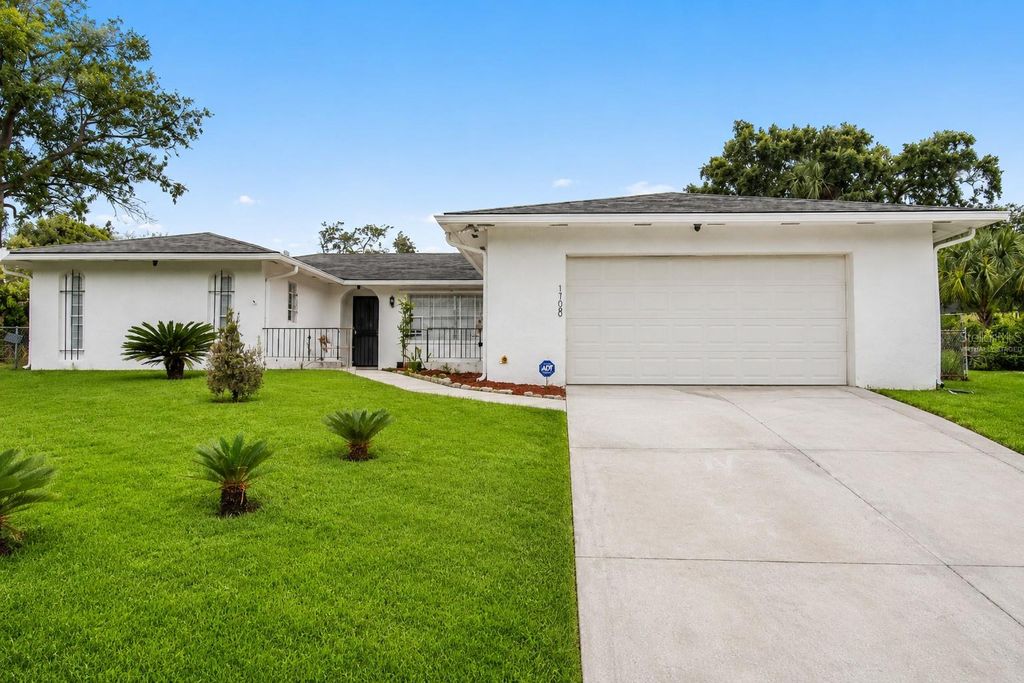 Photo of 1700 Needlewood Lane, Orlando, FL 32818 (MLS # O6417629)