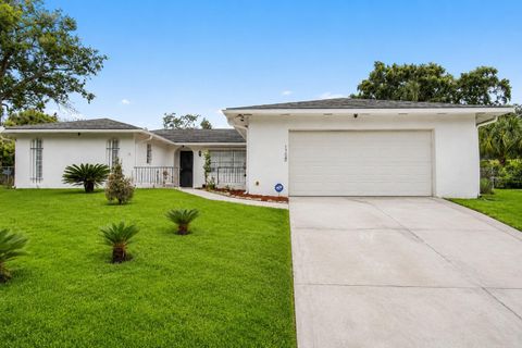 Photo of 1700 Needlewood Lane, Orlando, FL 32818 (MLS # O6417629)