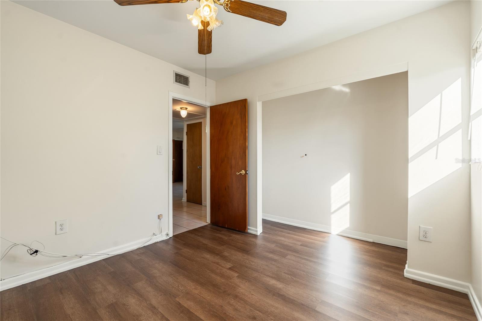 ESQUIRE MANOR - Residential