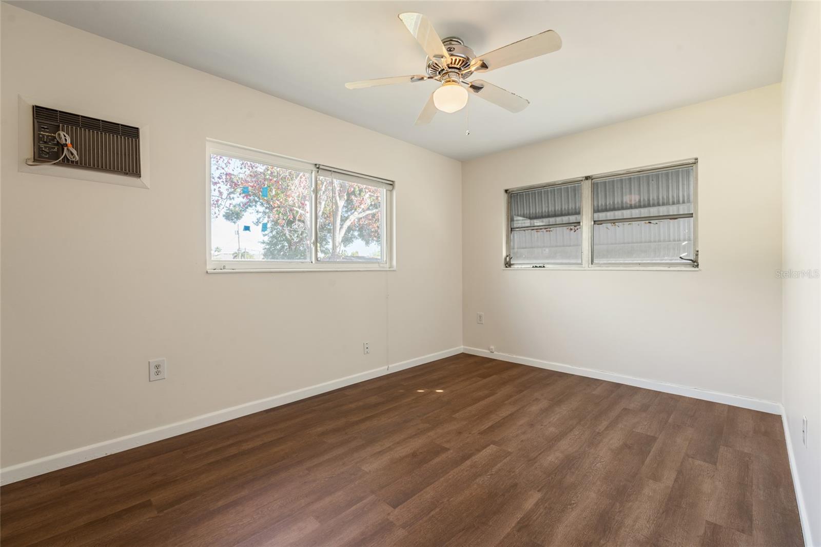 ESQUIRE MANOR - Residential