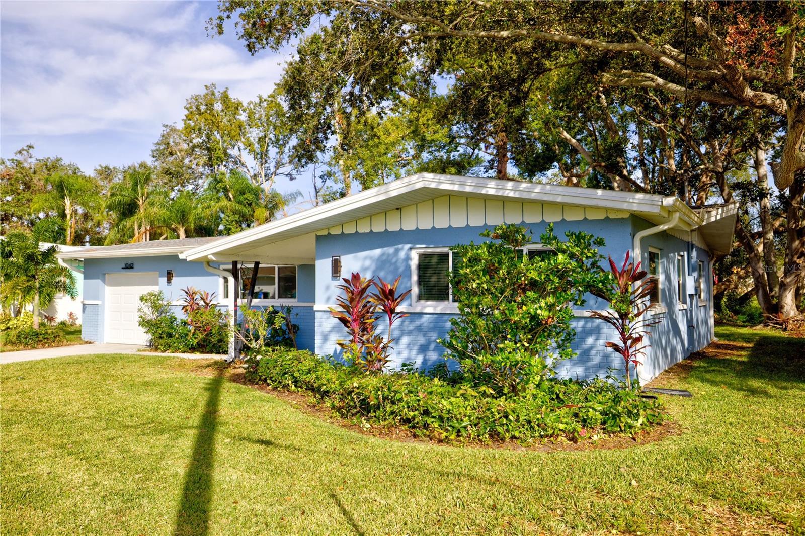 1042 IDLEWILD DRIVE N