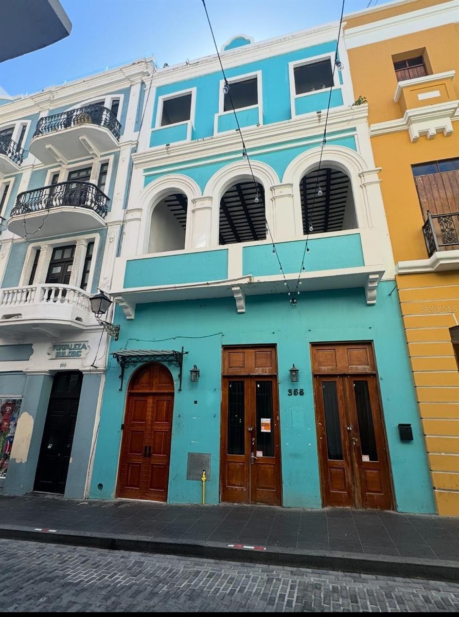 Renovation Needed but it has huge potential. All doors have been ordered and included. some windows as well. Could be one huge unit or separeted into multiple units. Amazing potential for revenue via airbnb or a flip. Similar size properties in the area have sold between 2m and 2.5 M. Location is great beacause its in the heart of old san juan by all the major restaurants like marmalade cocina del ivo. Call today for a showing appointment.
Necesita renovación, pero tiene un gran potencial. Todas las puertas están ordenadas e incluidas, al igual que algunas ventanas. PodrÃa ser una unidad enorme o dividirse en varias. Tiene un potencial increÃble de ingresos a través de Airbnb; una inversión despues revender. La ubicación es excelente, ya que está en el corazón del Viejo San Juan, cerca de restaurantes importantes como Marmalade Cocin del Ivo.