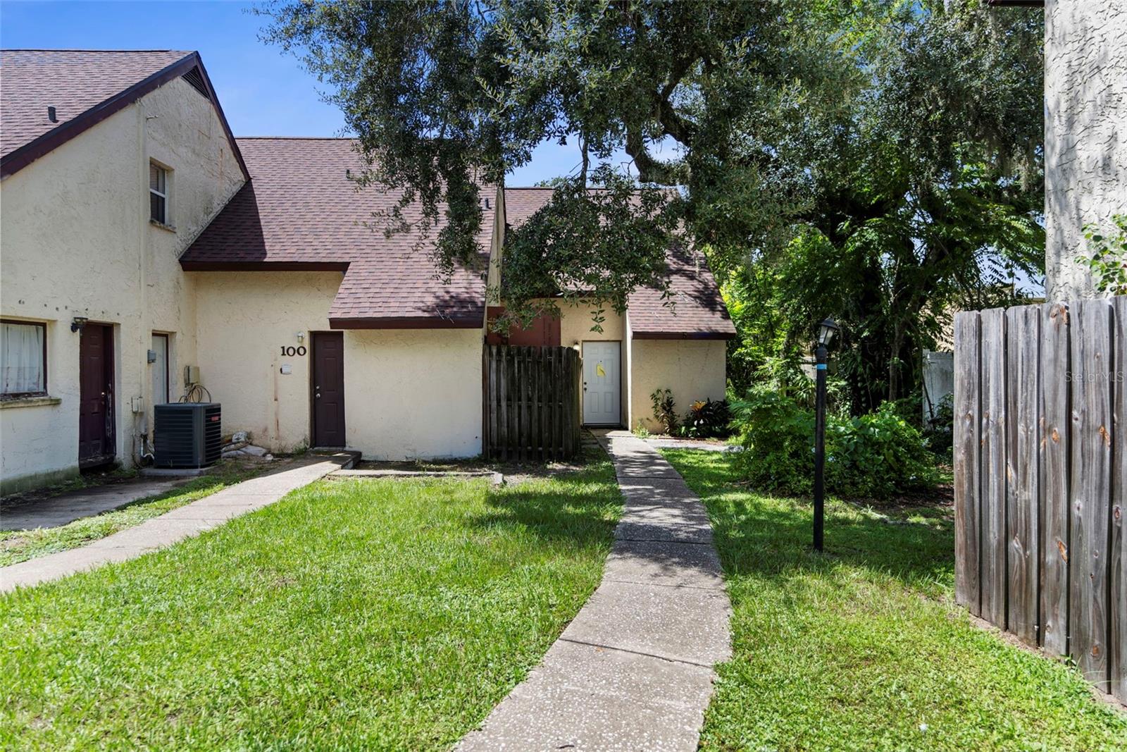 Welcome to Oak Bridge Run, a desirable condo community in the heart of Tampa. This move-in ready two-story unit offers 2 bedrooms, 1.5 baths, and a smart layout with no carpet anywhere—tile floors downstairs and laminate upstairs. The first floor features a spacious living room, dining area, and a gorgeous kitchen with soaring cathedral ceilings and stainless steel appliances. A convenient half bath and first-floor laundry add functionality. Upstairs, both bedrooms are generously sized and share a full bath. Major update already done with a brand-new HVAC system in 2025.
Residents enjoy access to a swimming pool, clubhouse, and fitness center, while the location puts you minutes from USF, Busch Gardens, local hospitals, shopping, dining, and quick access to I-75, I-275, and downtown Tampa. One assigned parking space ensures easy living, whether you’re a first-time buyer or an investor seeking a strong rental property.