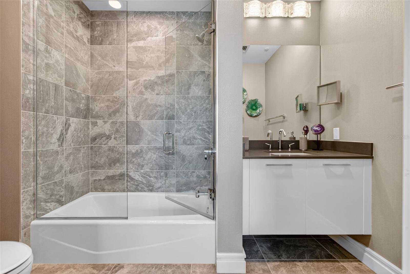 7 ONE ONE PALM - Residential