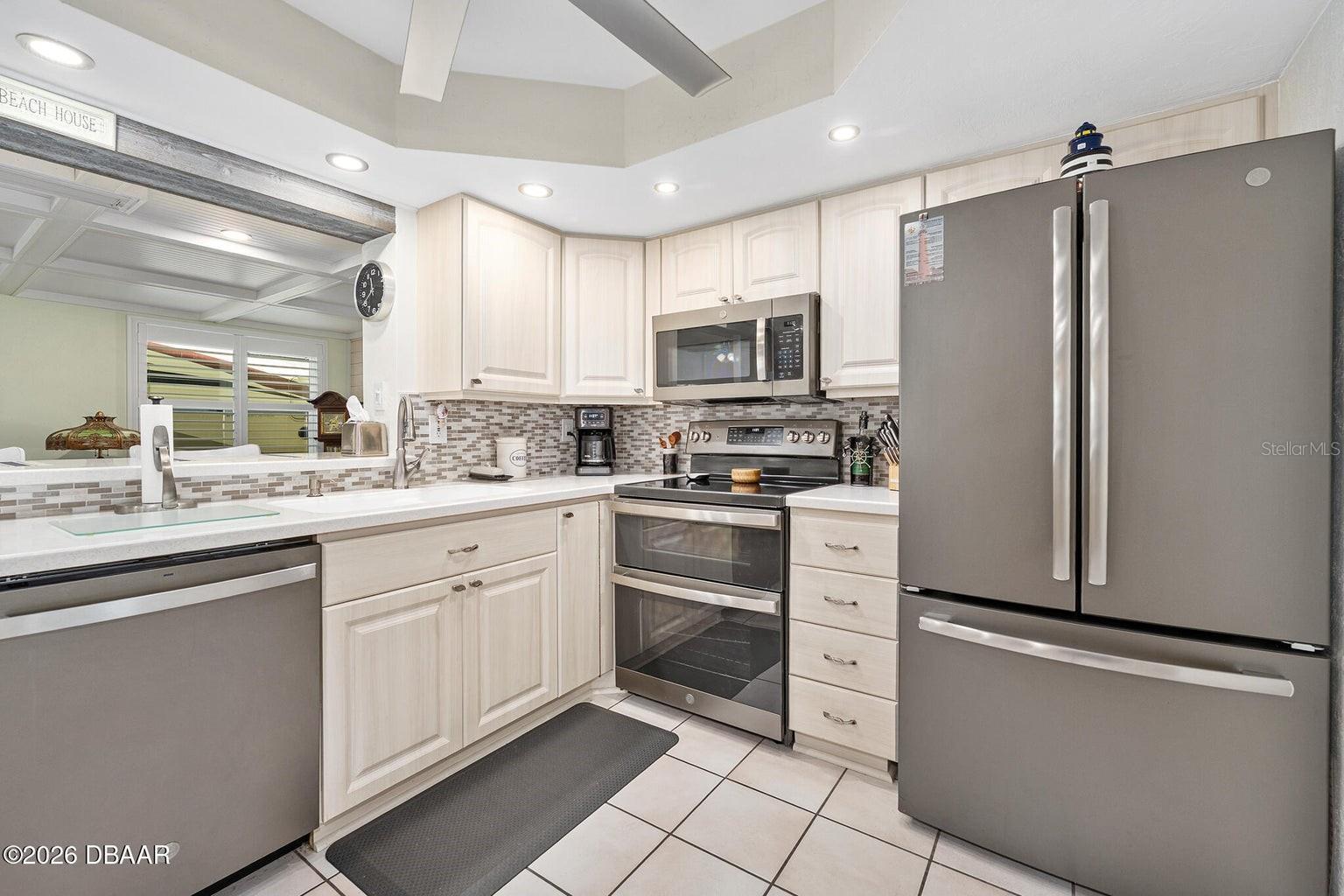 LIGHTHOUSE SHORES - Residential