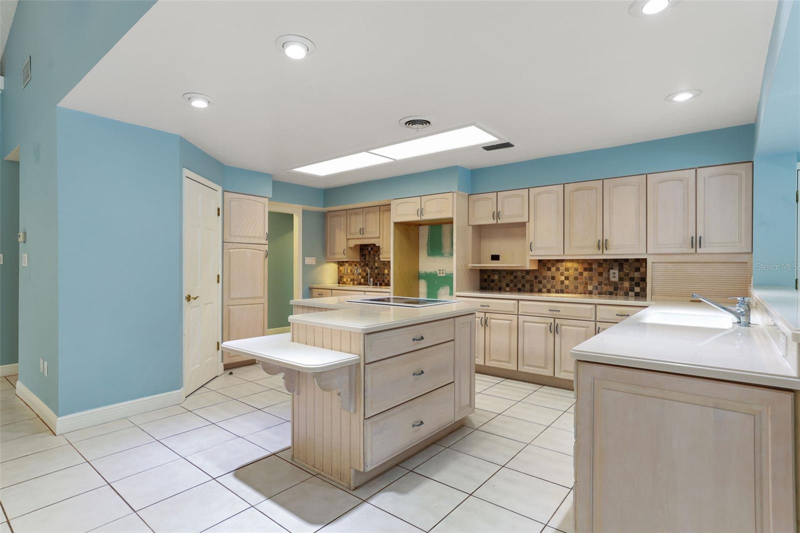COUNTRY LAKES - Residential