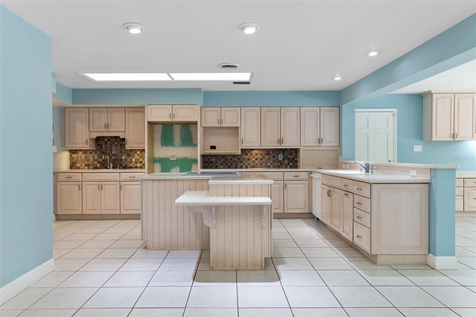 COUNTRY LAKES - Residential