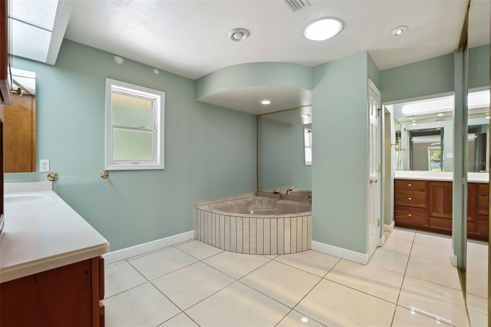 COUNTRY LAKES - Residential