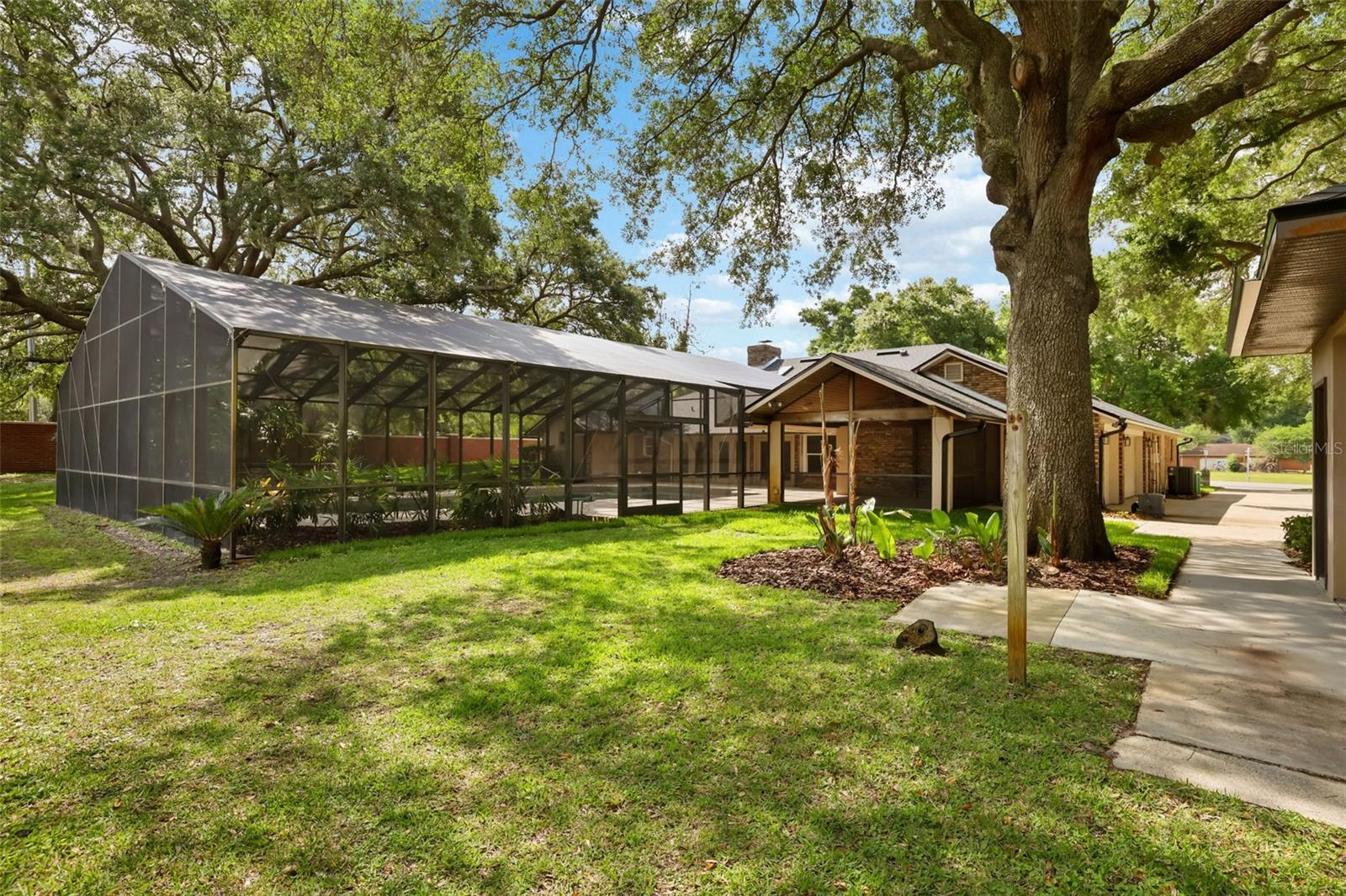 COUNTRY LAKES - Residential