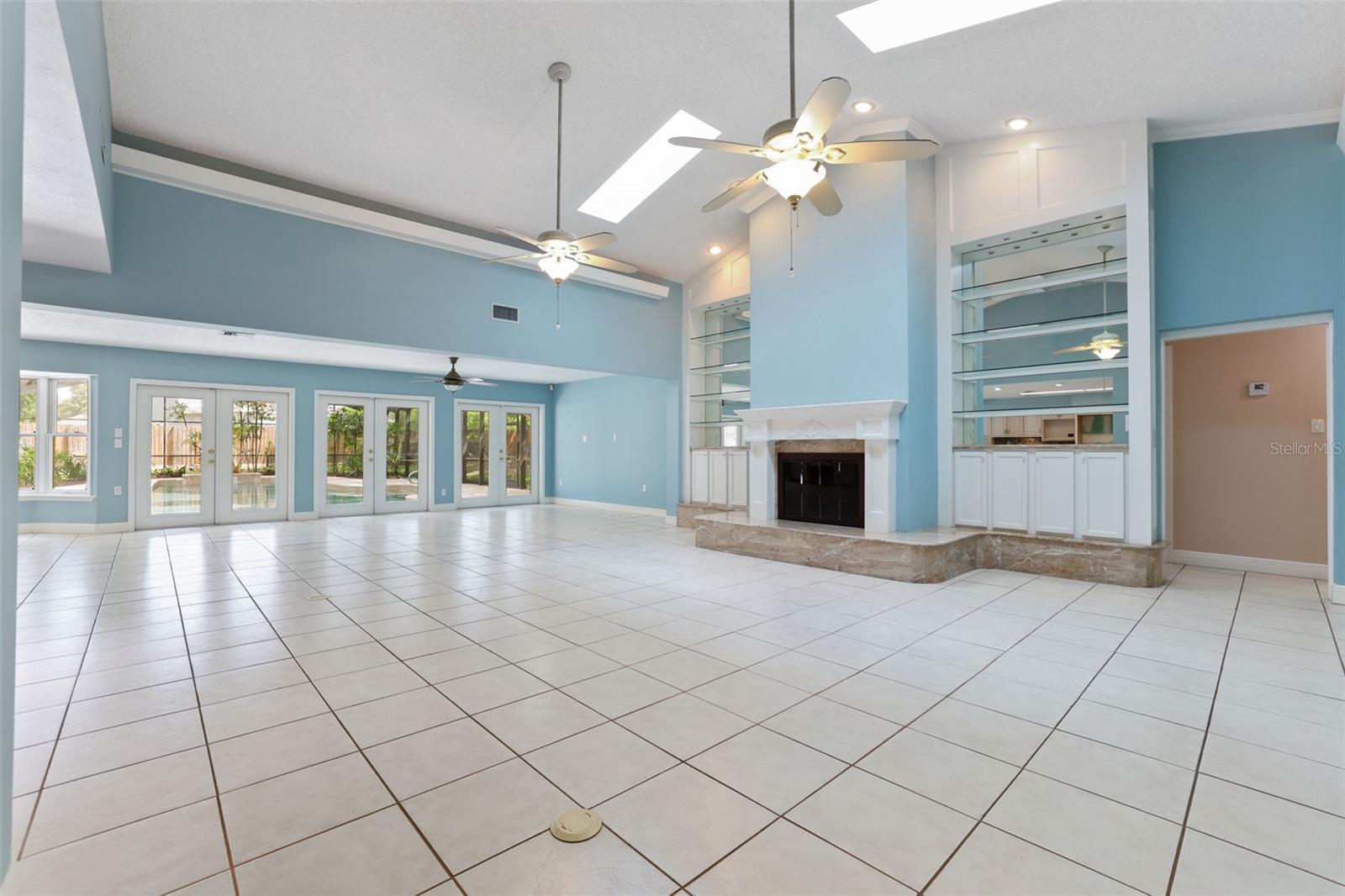 COUNTRY LAKES - Residential