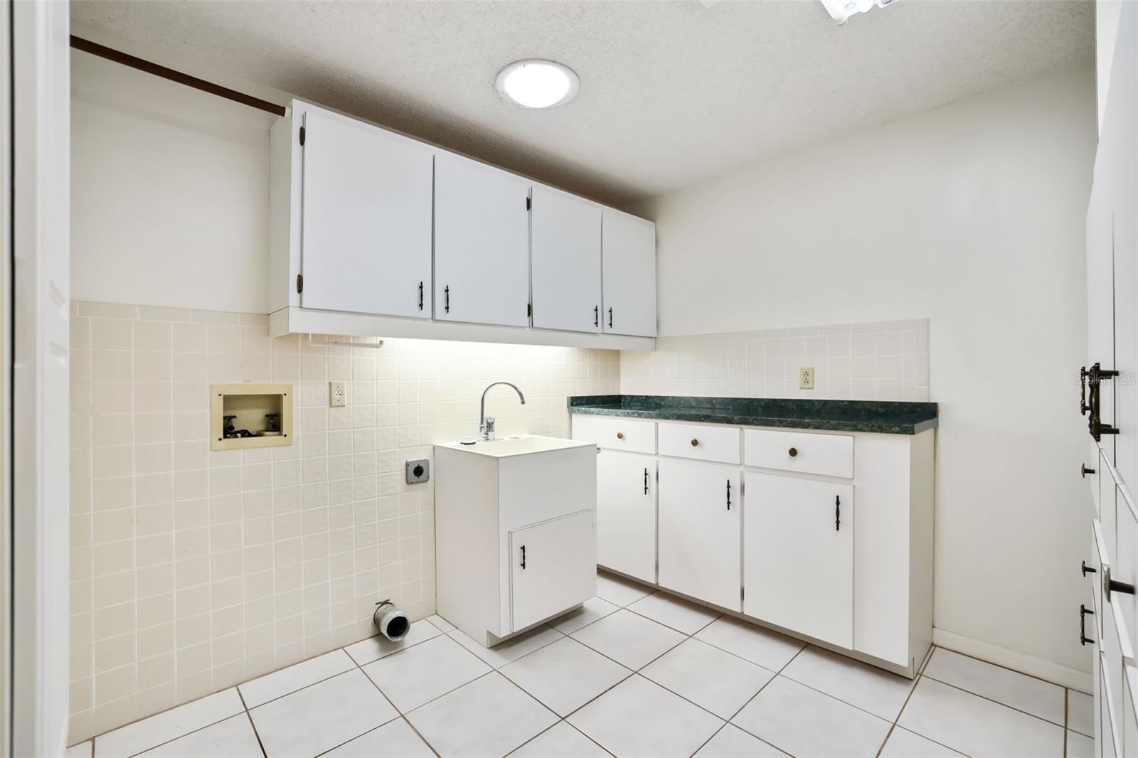 COUNTRY LAKES - Residential