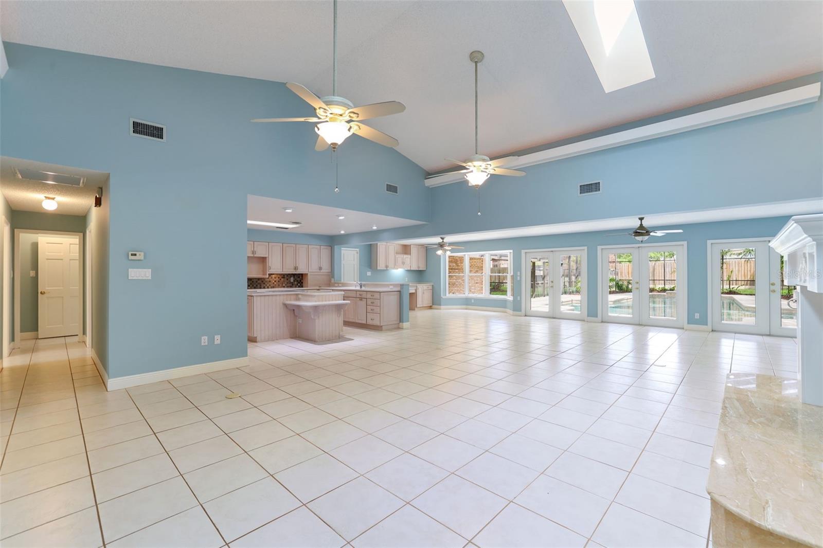 COUNTRY LAKES - Residential