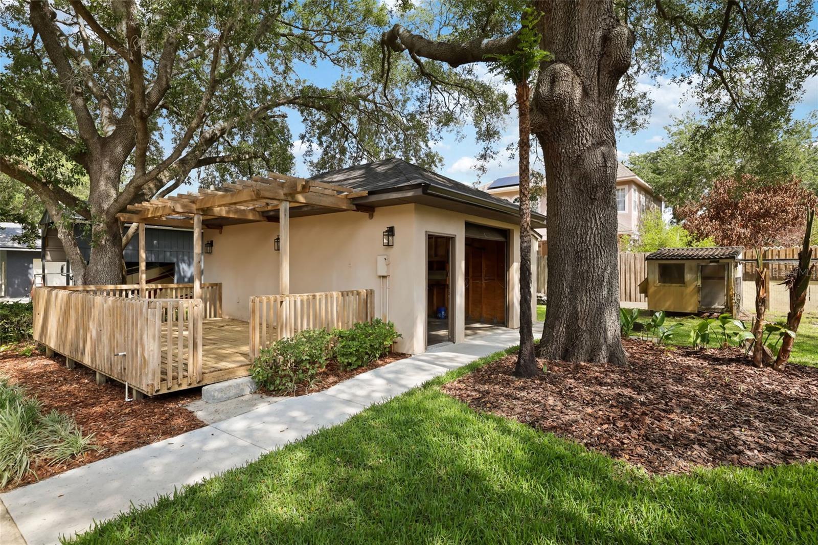 COUNTRY LAKES - Residential