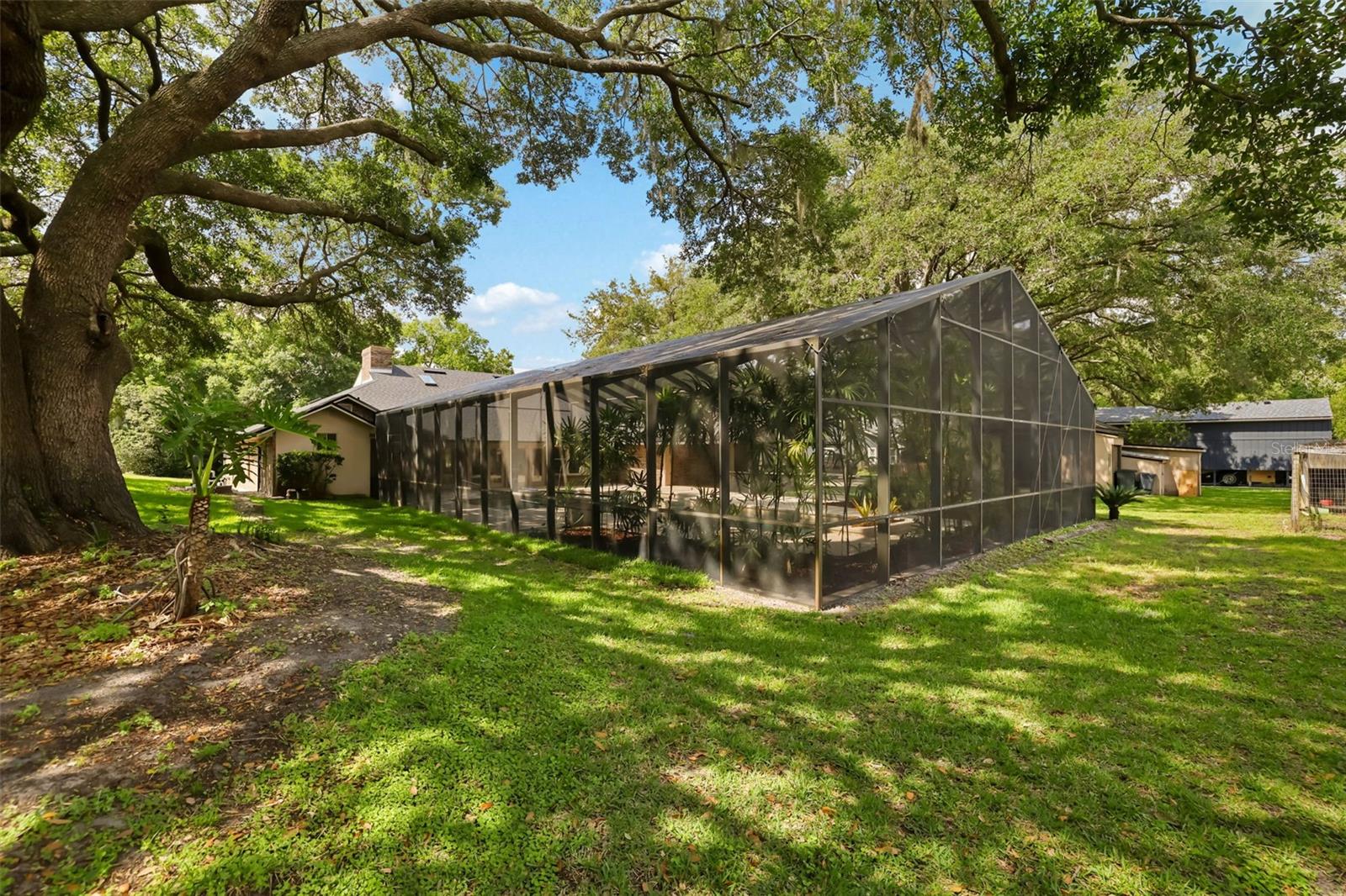 COUNTRY LAKES - Residential
