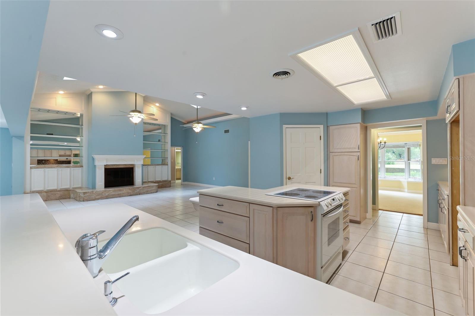 COUNTRY LAKES - Residential