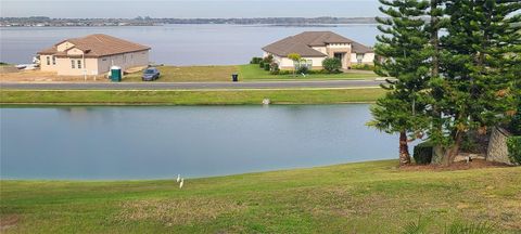 A home in AUBURNDALE