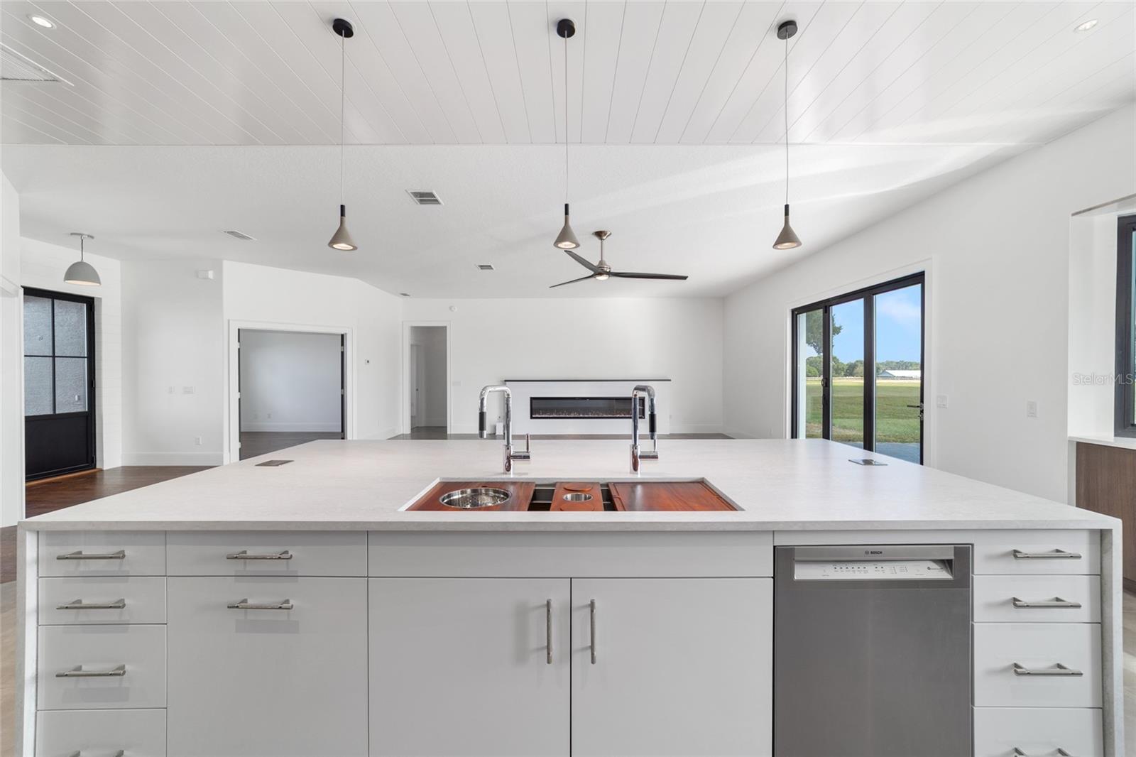 11407 N MAGNOLIA AVENUE