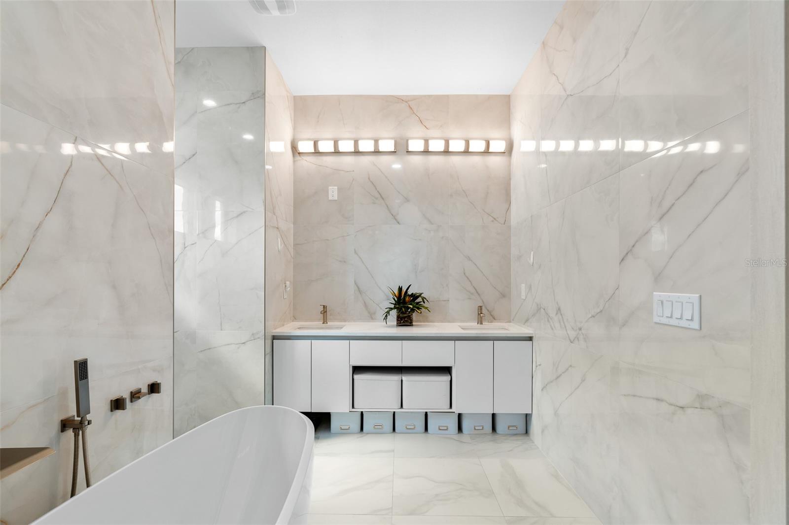 SOUTH VENICE - Residential