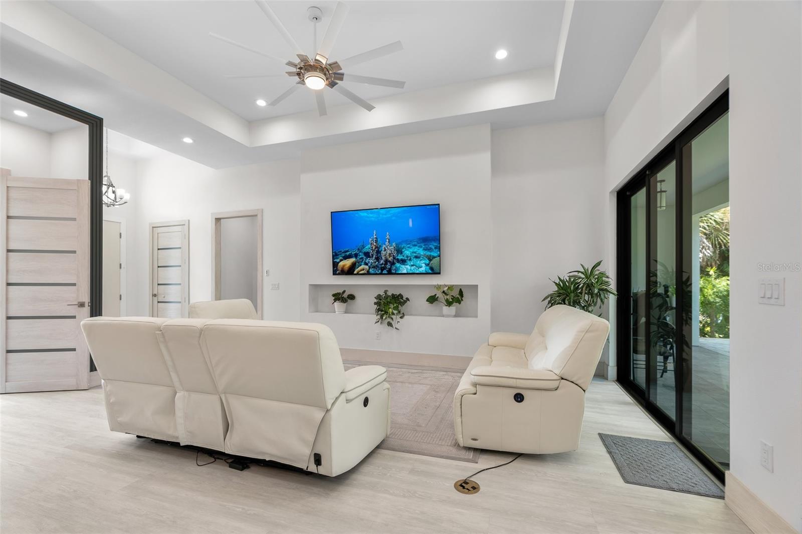 SOUTH VENICE - Residential