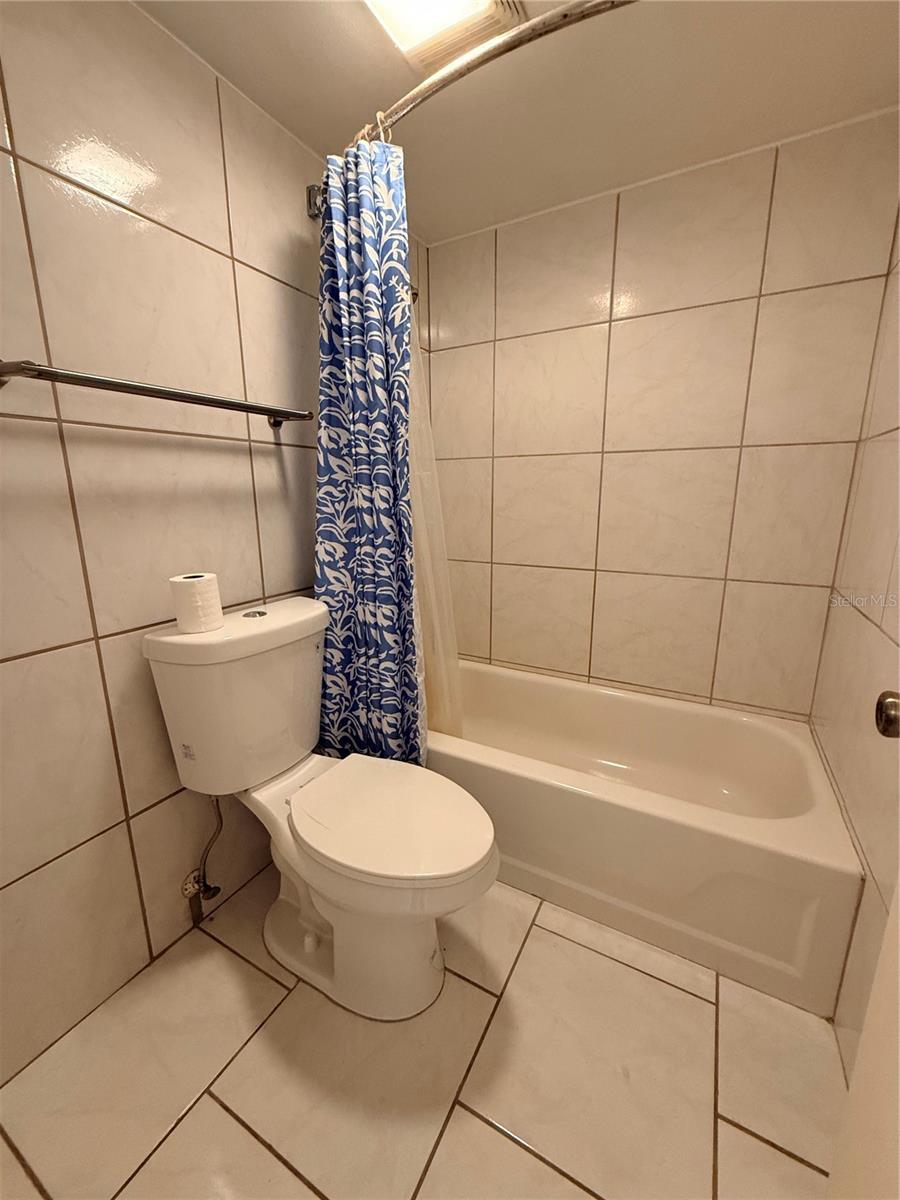 DELAND OAKS CONDO - Residential Lease