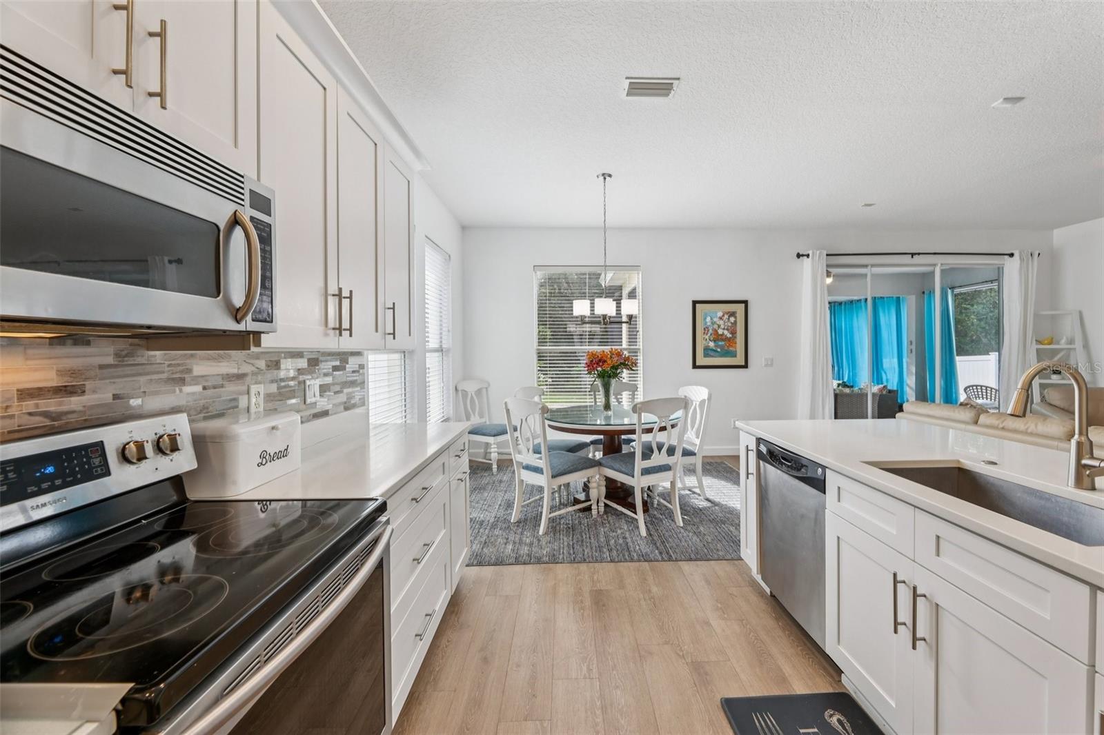 SIGNATURE LAKES - Residential