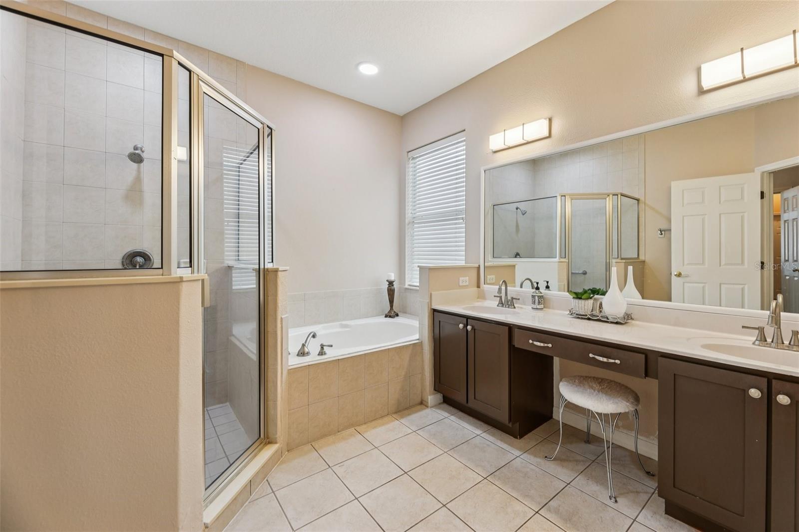 SIGNATURE LAKES - Residential