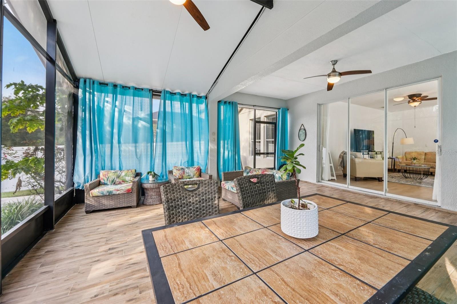 SIGNATURE LAKES - Residential