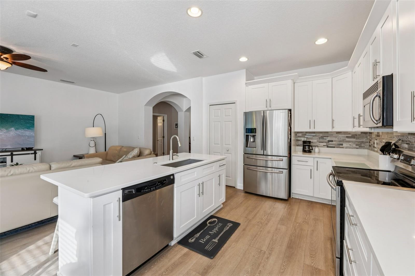 SIGNATURE LAKES - Residential