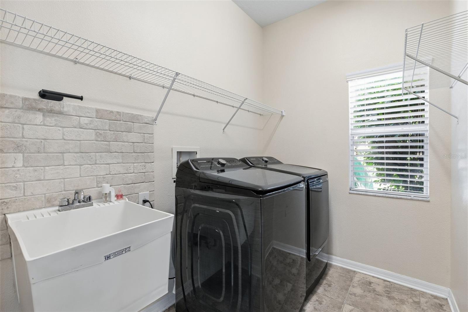 WATERS EDGE 02 - Residential