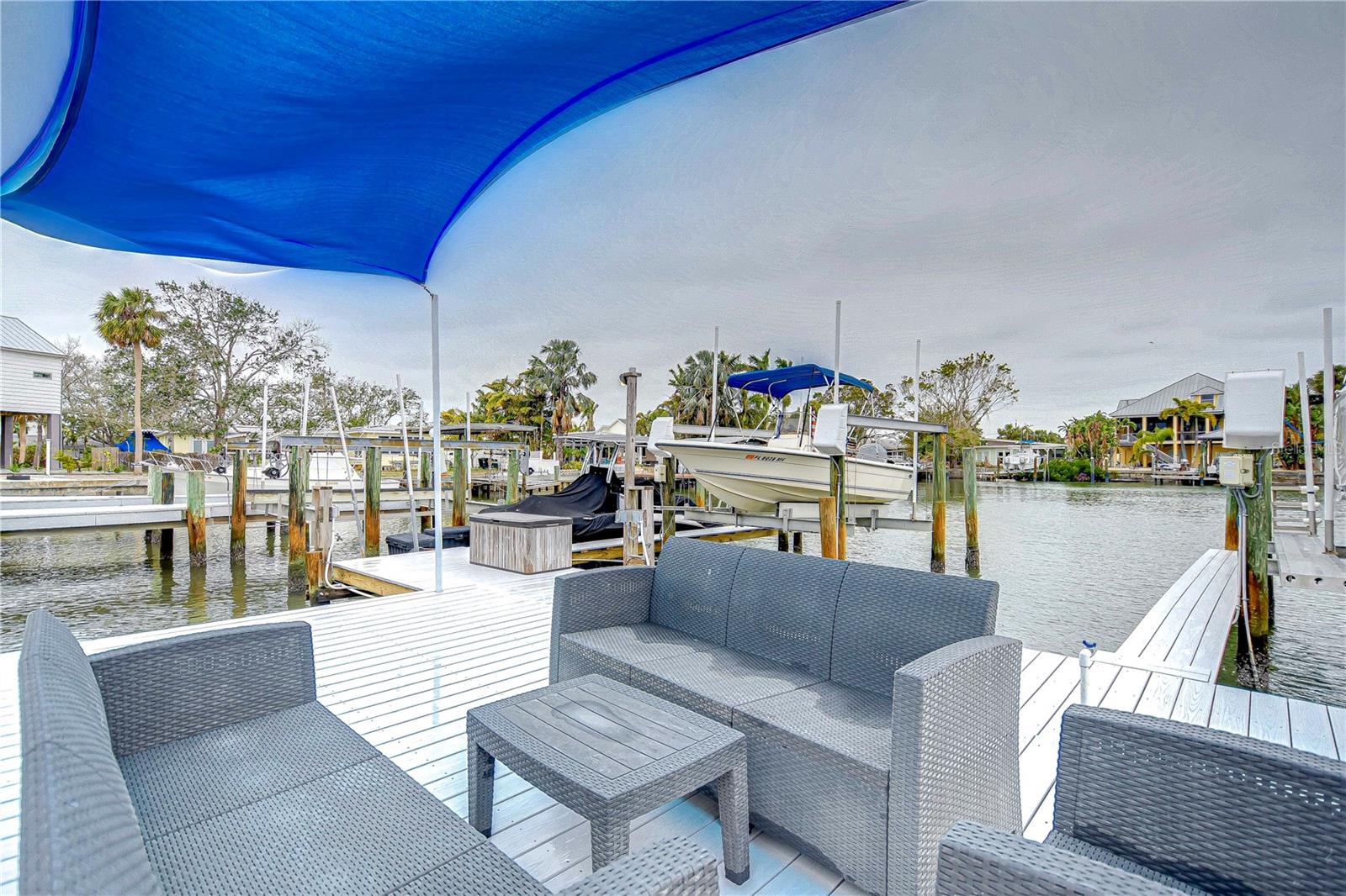 300 VENETIAN DRIVE 3